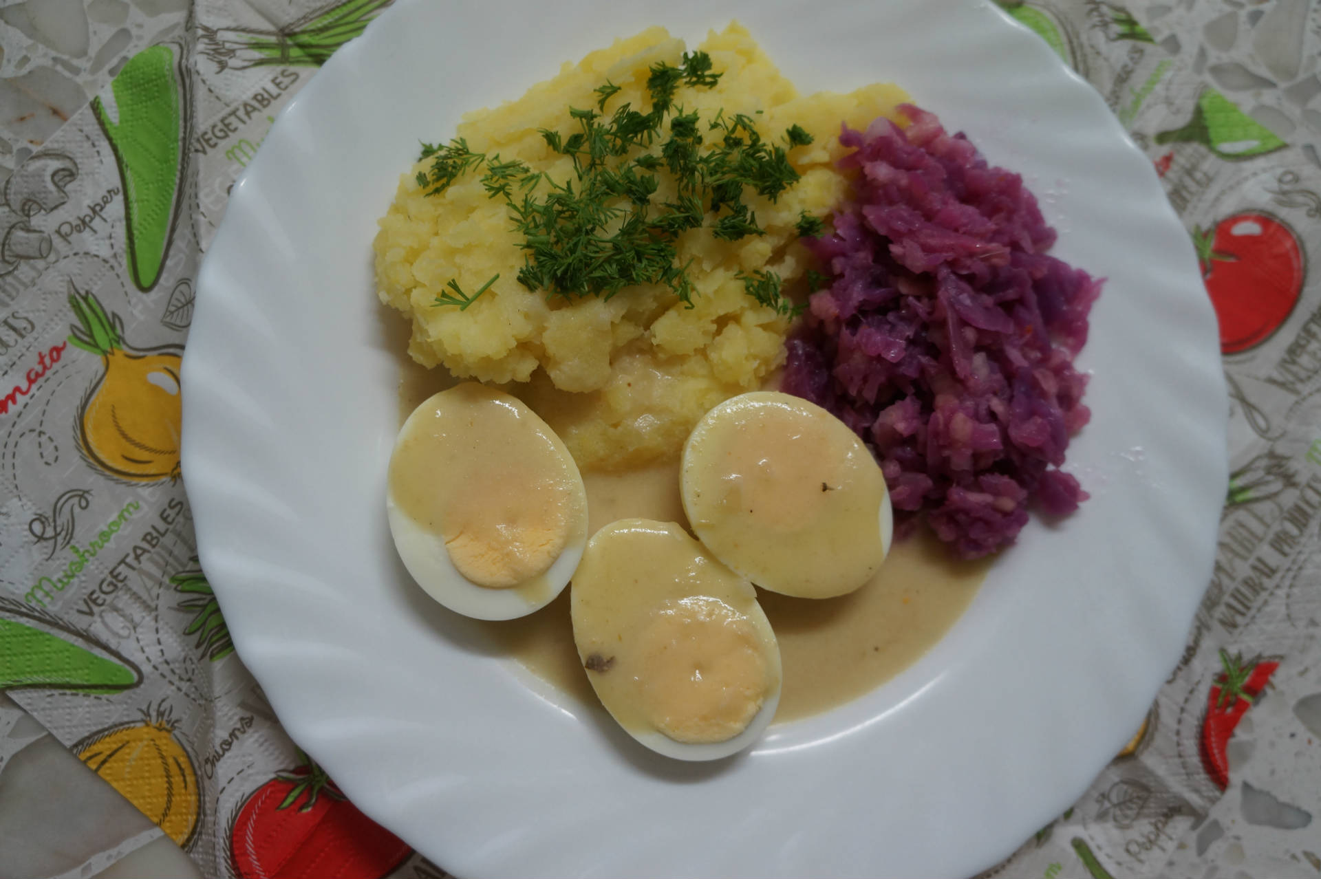 talerz z jajkami w sosie chrzanowo - musztardowym, surówka z czerwonej kapusty i ziemniakami